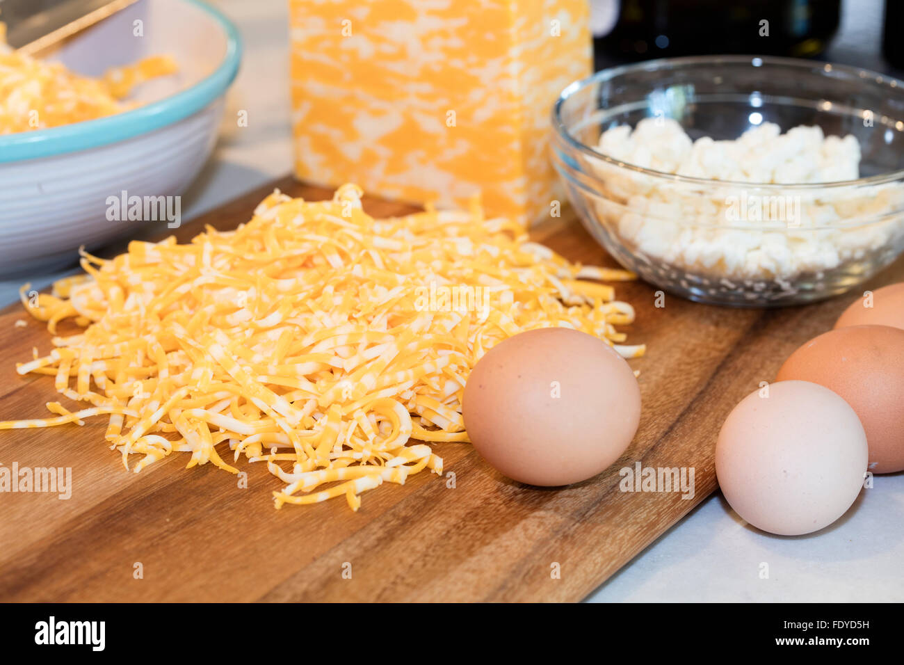 Cheddar, Monterey und Feta Käse Omelett Pie mit Mangold und Speckwürfeln im Inneren. Stockfoto
