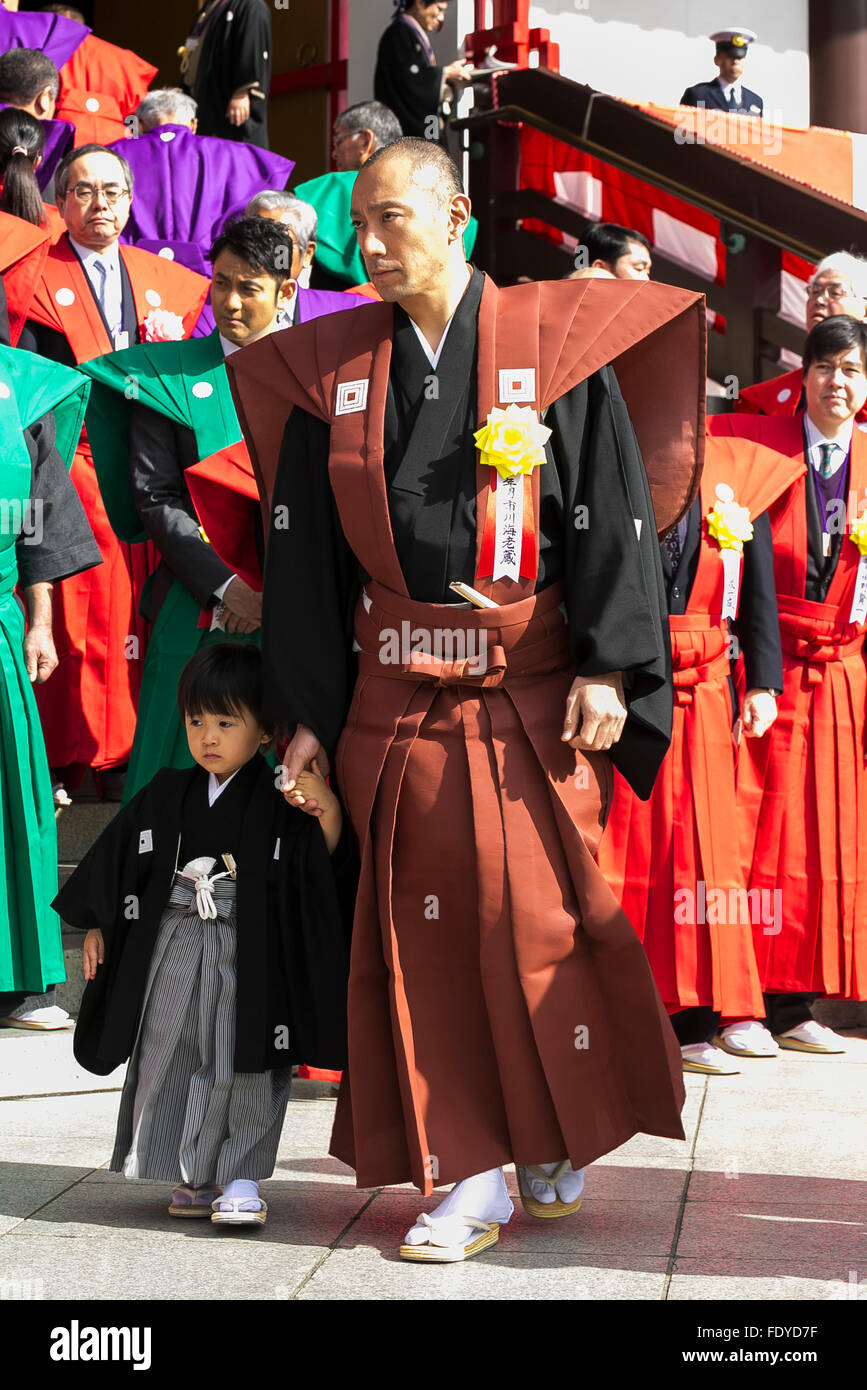 Kabuki-Schauspieler Ichikawa Ebizo XI mit seinem Sohn besuchen eine Setsubun Festival am Naritasan Shinshoji Tempel am 3. Februar 2016, in Chiba, Japan. Setsubun ist ein jährliches japanische Festival feierte am 3. Februar und markiert den Tag vor dem Beginn des Frühlings. Feiern beinhalten Sojabohnen (bekannt als Mamemaki) zu werfen, aus dem Haus zum Schutz vor bösen Geistern und ins Haus, Glück einzuladen. In vielen japanischen Familien wird ein Mitglied eine Oger-Maske tragen, während andere Bohnen bei ihm oder ihr zu werfen. Die Feier am Naritasan Shinshoji Tempel ist eines der größten in Japan und Organisatoren Stockfoto