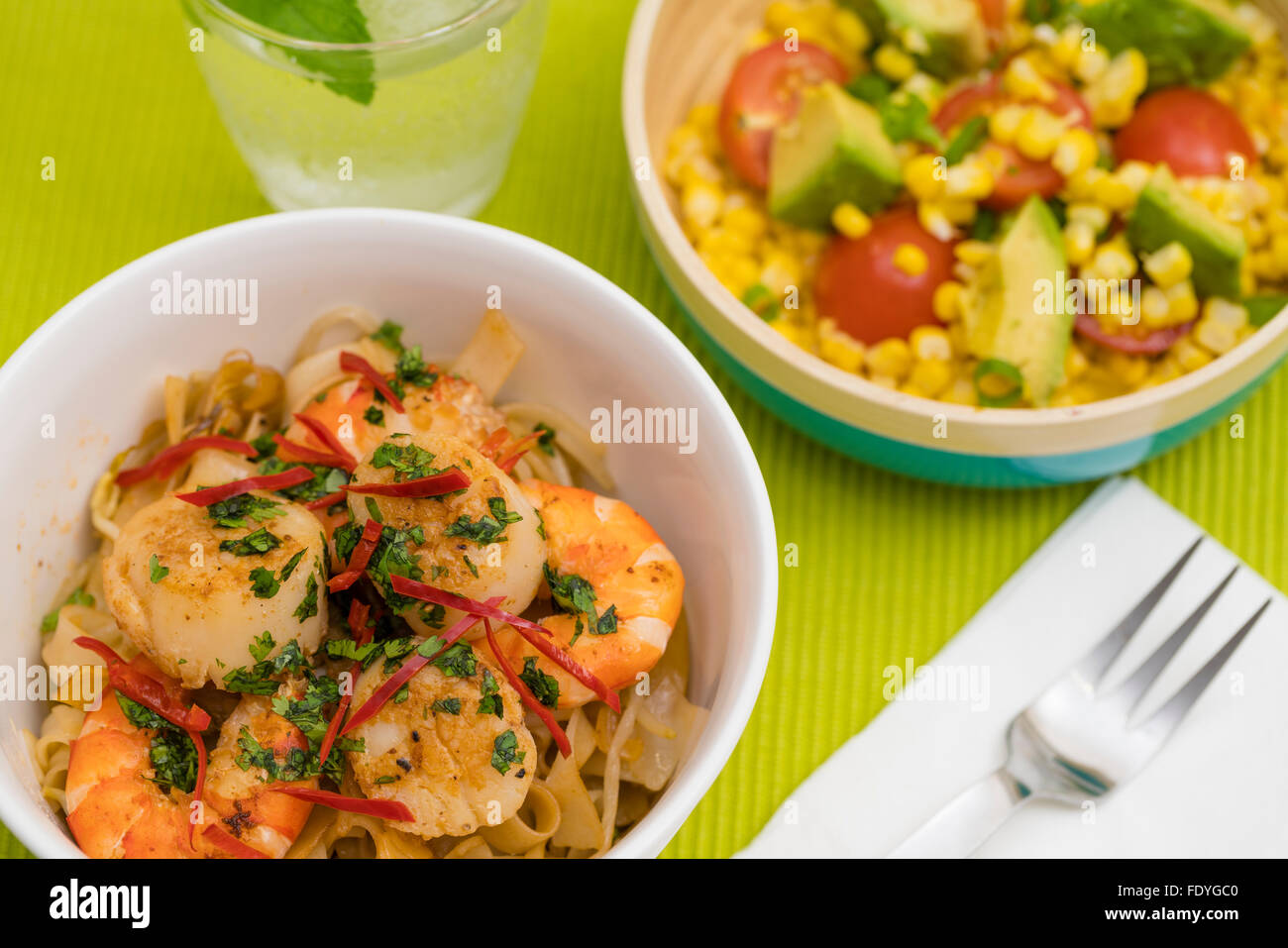 Meeresfrüchte Nudeln und Salat Stockfoto