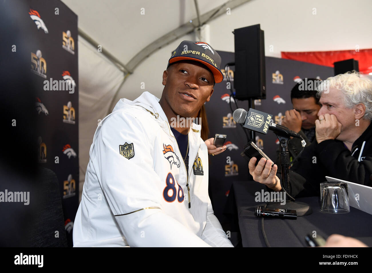San Jose, Kalifornien, USA. 2. Februar 2016. Denver Broncos Wide Receiver spricht Demaryius Thomas (88) an die Medien in das Team Hotel in Santa Clara, Kalifornien, während einer Pressekonferenz für die National Football League Super Bowl 50 zwischen den Denver Broncos und die Carolina Panthers. Eric Canha/CSM Credit: Cal Sport Media/Alamy Live-Nachrichten Stockfoto