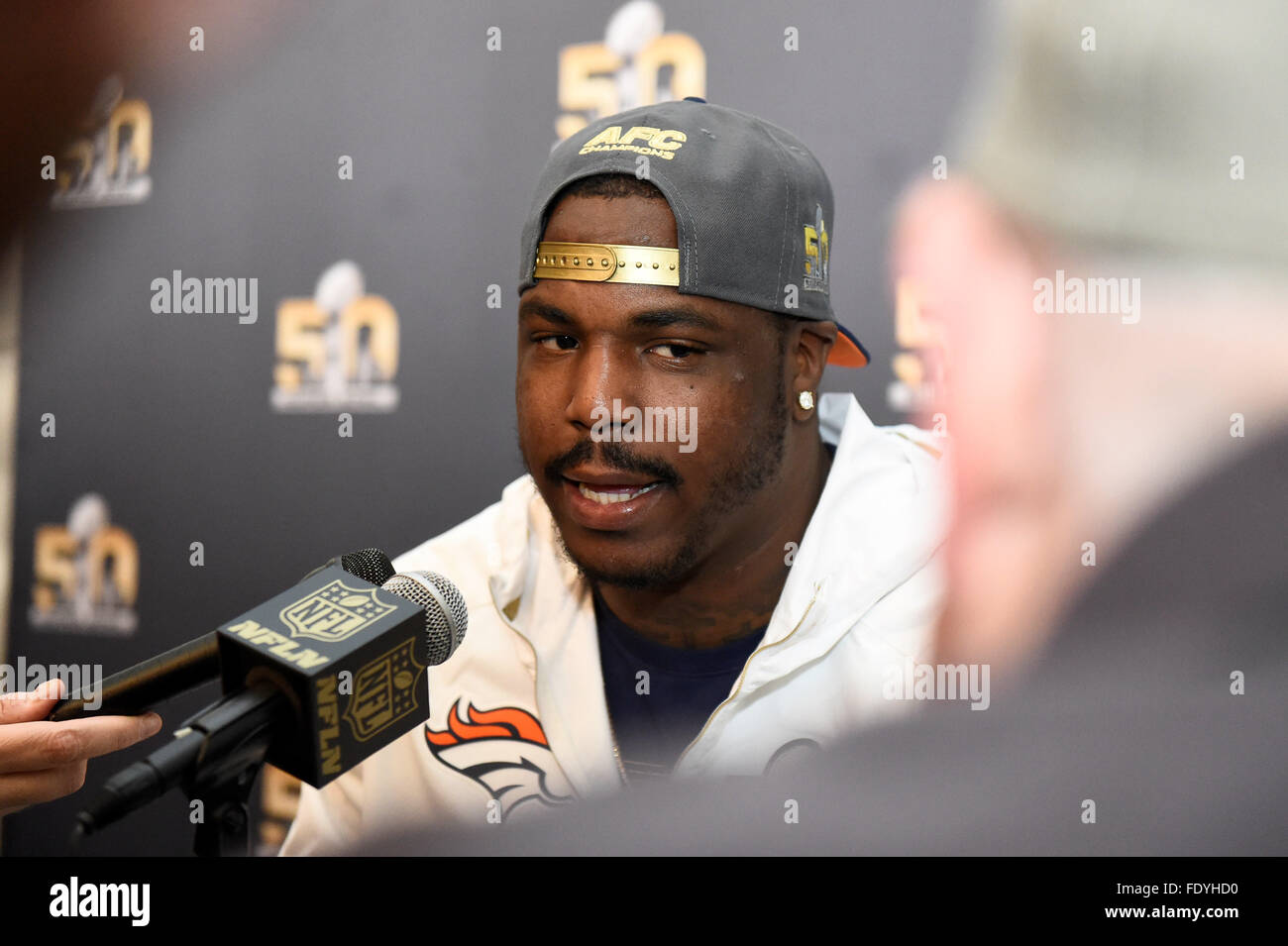 San Jose, Kalifornien, USA. 2. Februar 2016. Denver Broncos defensive End Malik Jackson (97) sprechen Sie mit den Medien im Rahmen einer Pressekonferenz in das Team Hotel in Santa Clara, Kalifornien, für die National Football League Super Bowl 50 zwischen den Denver Broncos und die Carolina Panthers. Eric Canha/CSM Credit: Cal Sport Media/Alamy Live-Nachrichten Stockfoto