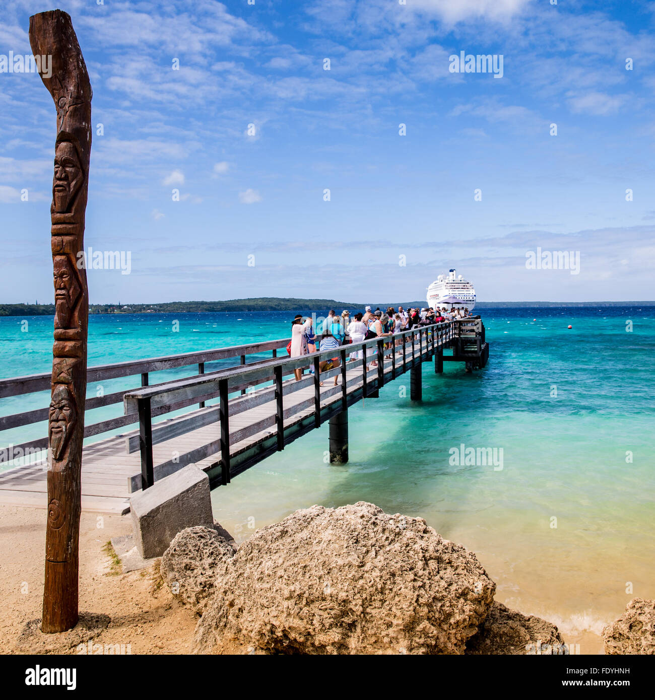 Kreuzfahrt-Passagiere warten Ausschreibung auf Insel Lifou, Neukaledonien Stockfoto