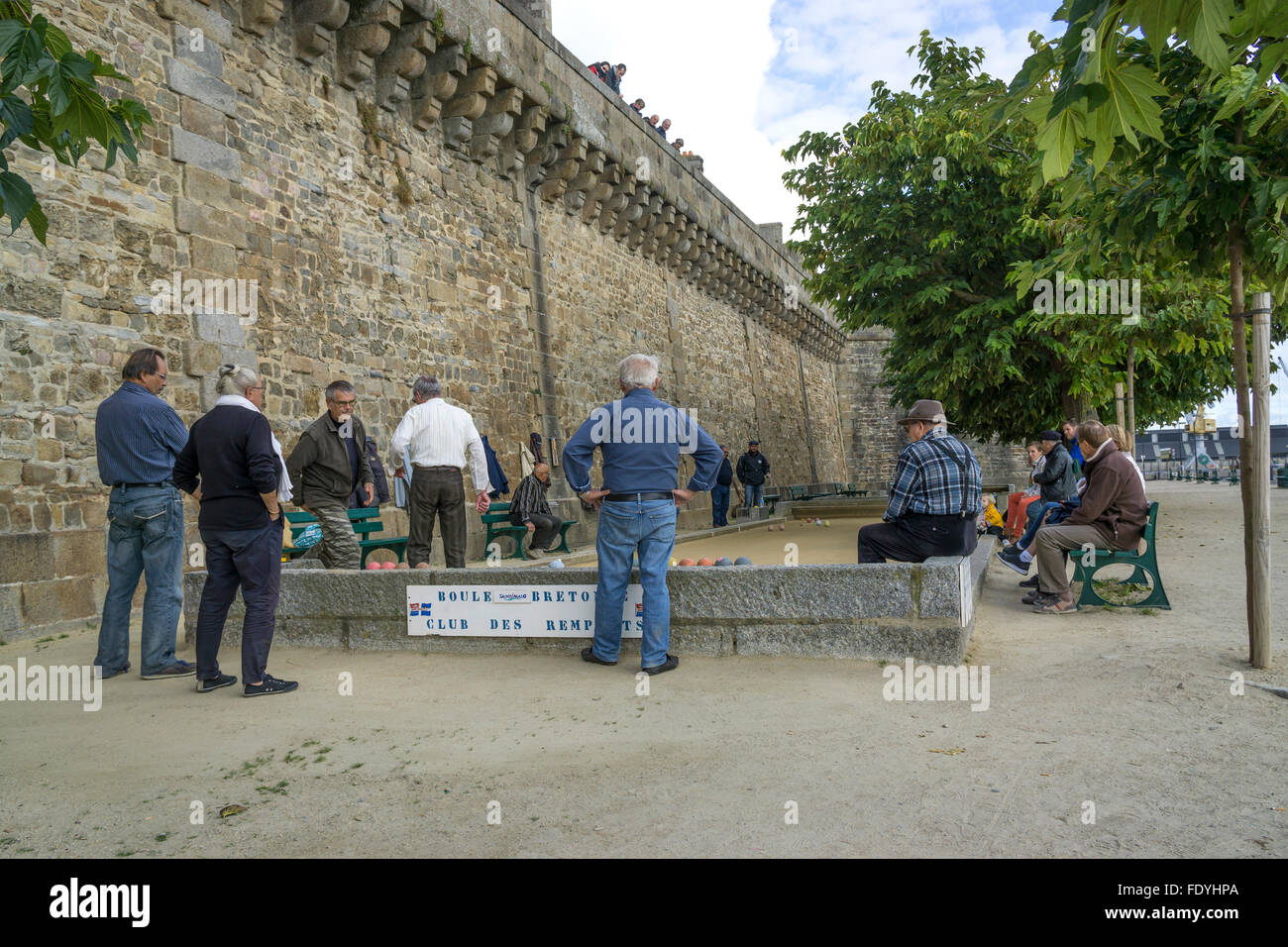 Menschen spielen Boule neben der Stadtmauer in St Malo, Bretagne, Frankreich Stockfoto