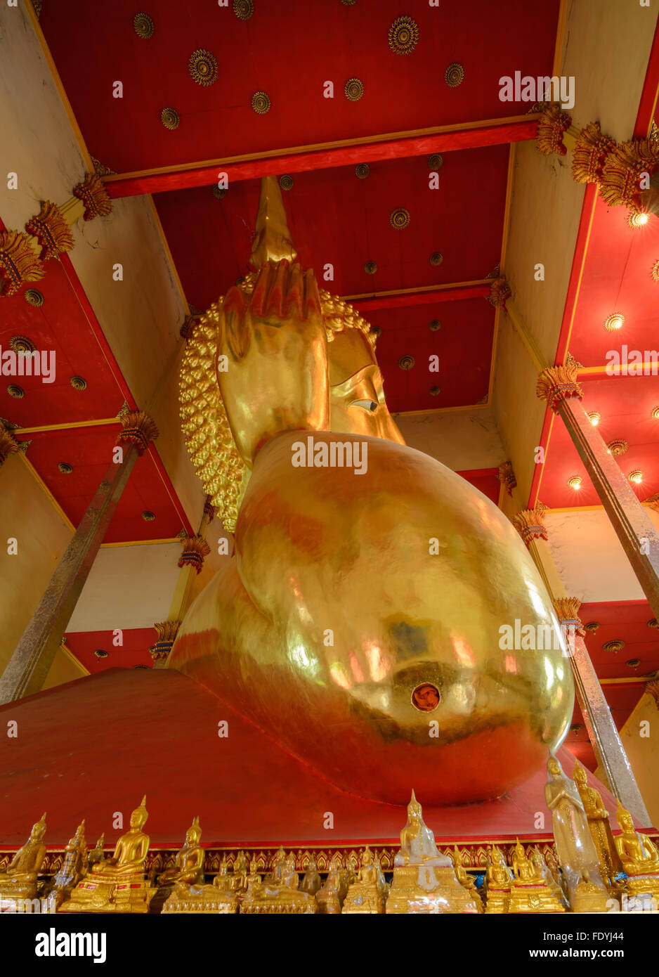 Reclining Buddha Statue gold Gesicht. Wat Bang-entstand, Samutprakarn, Thailand. Stockfoto