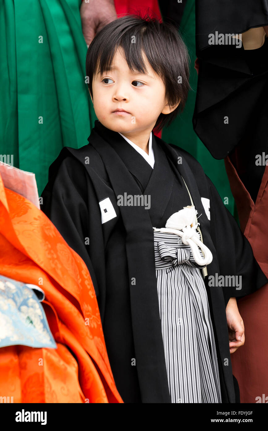 Kabuki-Schauspieler Ichikawa Ebizo XI Sohn besucht ein Setsubun Festival am Naritasan Shinshoji Tempel am 3. Februar 2016, in Chiba, Japan. Setsubun ist ein jährliches japanische Festival feierte am 3. Februar und markiert den Tag vor dem Beginn des Frühlings. Feiern beinhalten Sojabohnen (bekannt als Mamemaki) zu werfen, aus dem Haus zum Schutz vor bösen Geistern und ins Haus, Glück einzuladen. In vielen japanischen Familien wird ein Mitglied eine Oger-Maske tragen, während andere Bohnen bei ihm oder ihr zu werfen. Die Feier am Naritasan Shinshoji Tempel ist eines der größten in Japan und Organisatoren dieser y Stockfoto