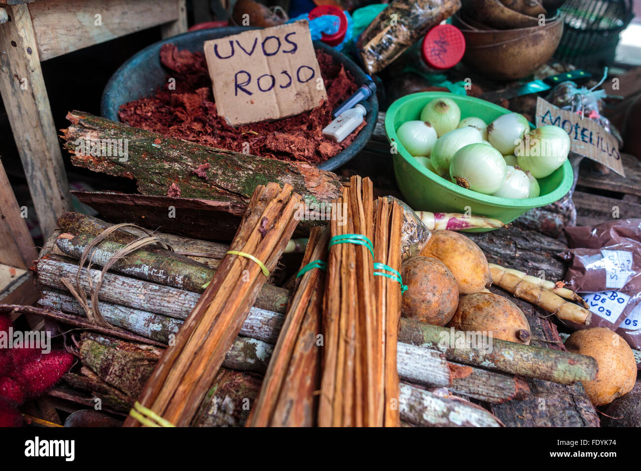 Pflanzen und Heilpflanzen Zutaten für den schamanischen Gebrauch zum Verkauf an Zauberer Gasse in Belen Market in Iquitos im peruanischen Amazonasgebiet Stockfoto