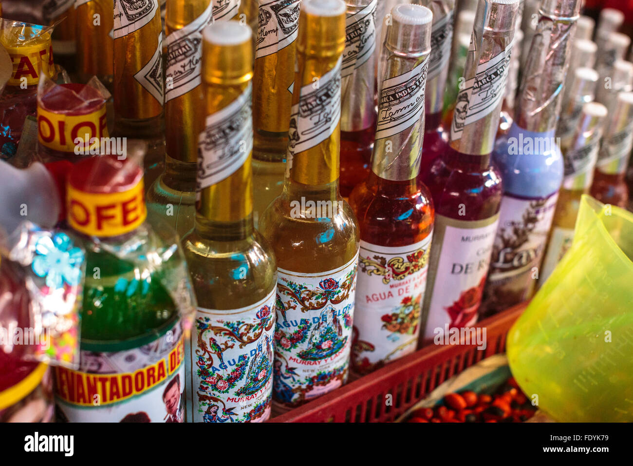 Flaschen von Pflanzenextrakten und Agua de Florida, ein Werkzeug Schamanen, Zauberer Gasse in Belen Markt Iquitos im Amazonas von Peru Stockfoto