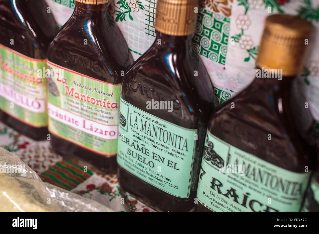 Flaschen von Pflanzenextrakten und Medizin in schamanischen Gasse auch bekannt als Zauberer Gasse in Belen Markt Iquitos im peruanischen Amazonasgebiet Stockfoto