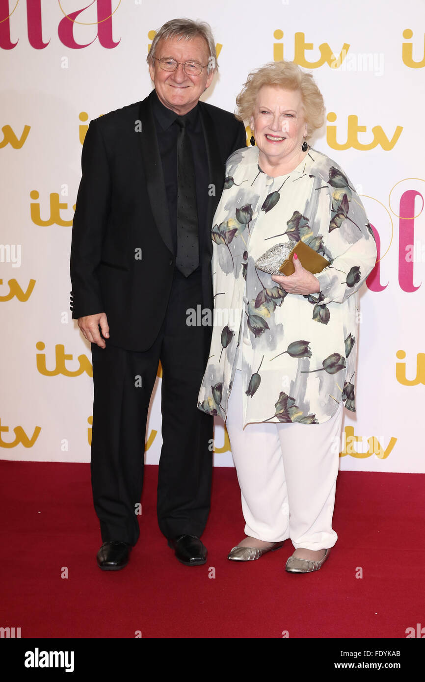 London, UK, 19. November 2015: Chris Steele und Denise Robertson besucht die ITV-Gala im London Palladium in London Stockfoto