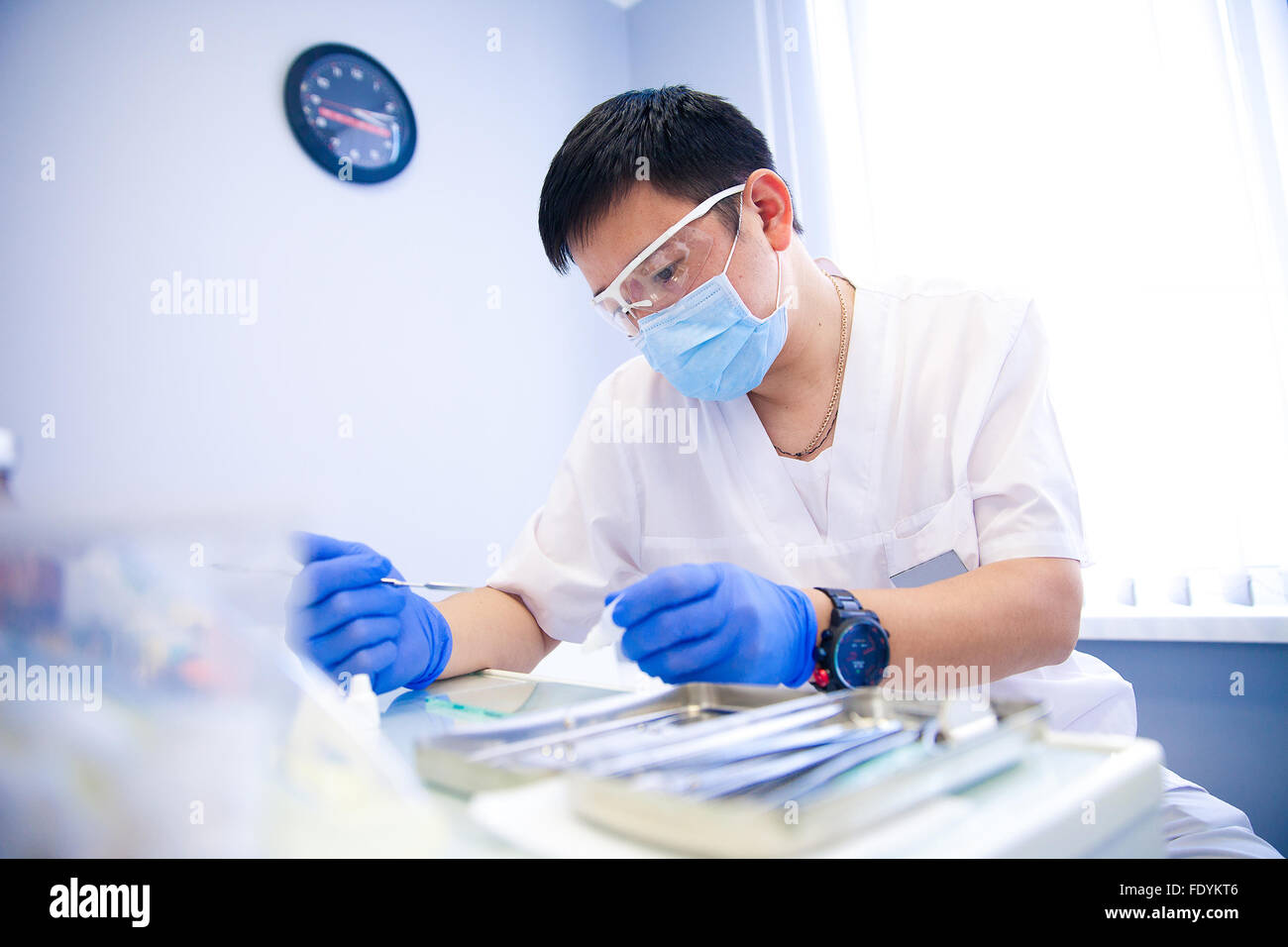 Zahnarzt behandelt Zähne Stockfoto