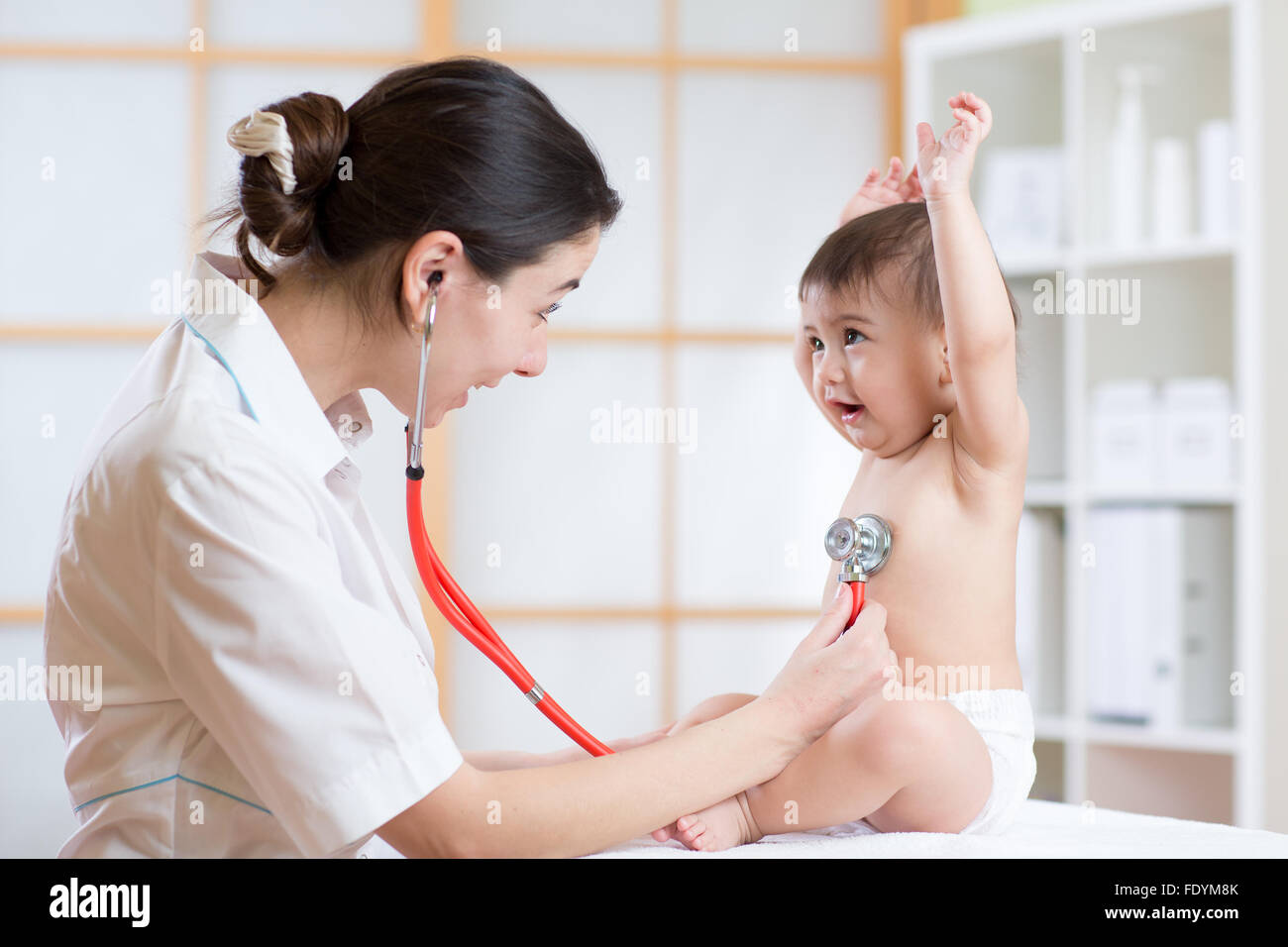 Arzt Frau Prüfung Herzschlag des Kindes mit Stethoskop Stockfoto