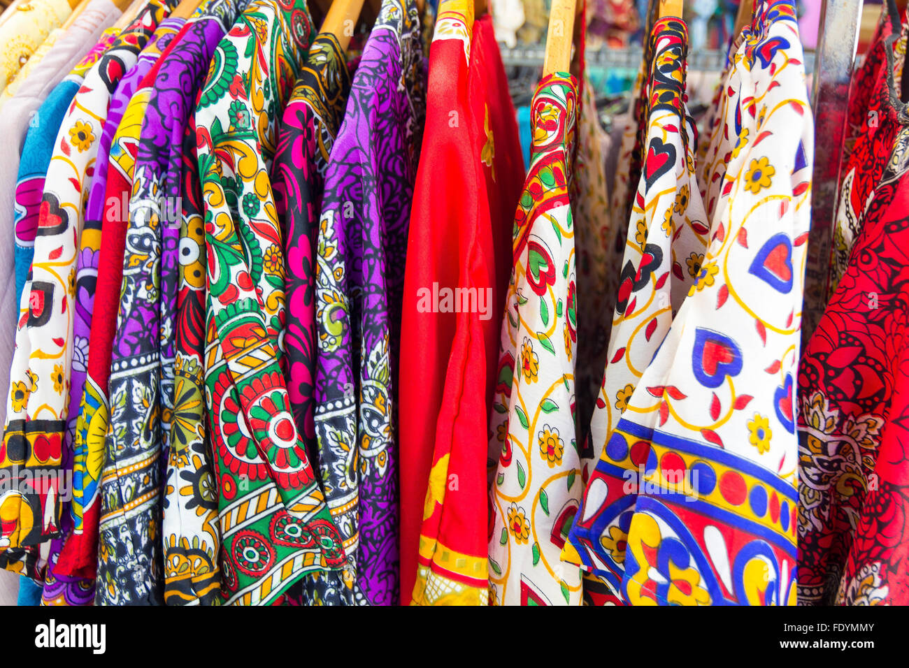 Viele Sommerkleider in verschiedenen Farben Stockfoto