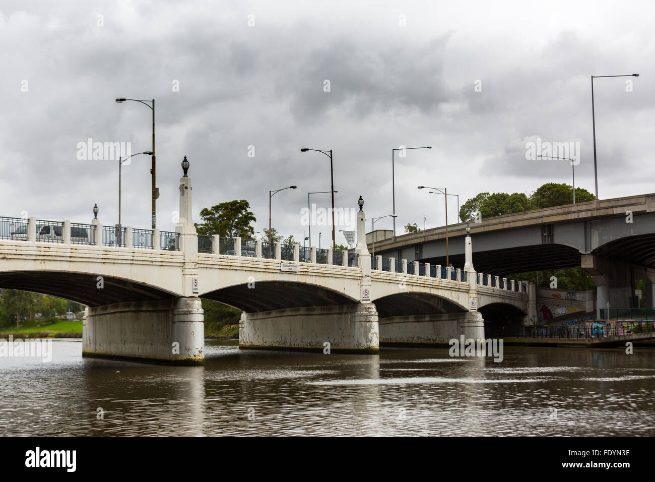 MELBOURNE/Australien - Februar 2: Hoddle Brücke den Fluss Yarra in Melbourne überquert. Die Lichter von der MSG können in gesehen werden Stockfoto