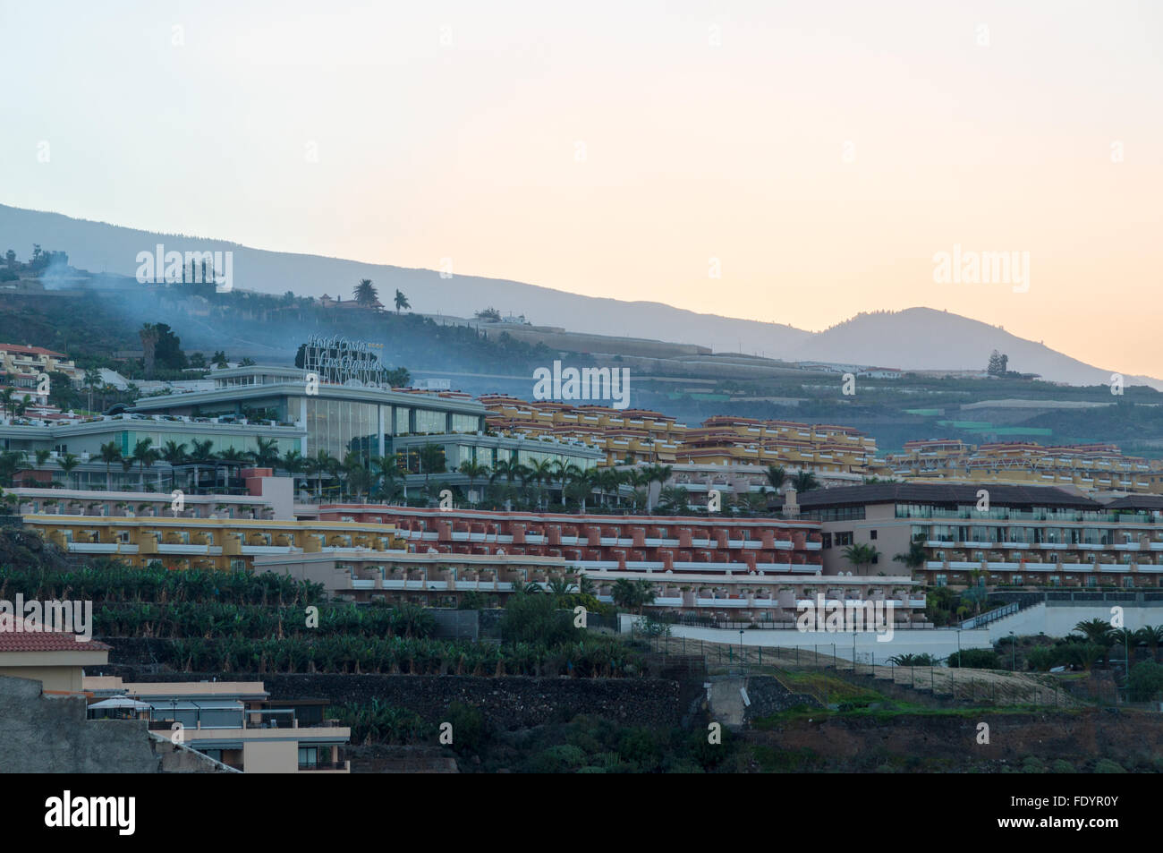 PUERTO SANTIAGO, Spanien - 15. Januar 2015: Resorts am Hang der Stadt Puerto Santiago. Sehen Sie am frühen Morgen Sonnenaufgang zu warten. Stockfoto