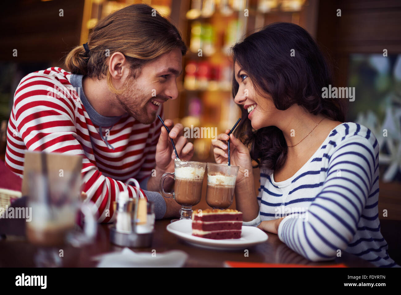 Glückliches junges Paar Dessert im Café genießen Stockfoto