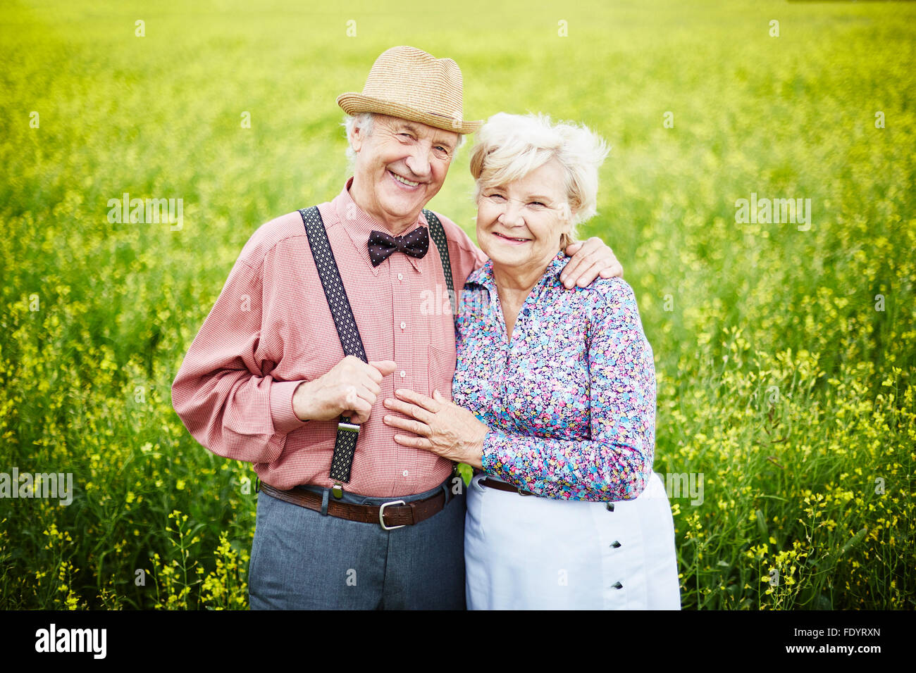 Glücklich Senioren Blick in die Kamera am Sommertag Stockfoto