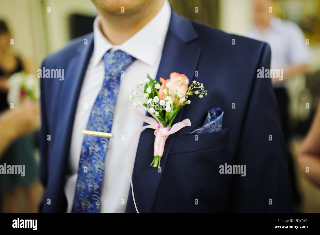 Fixieren einer Boutonniere für Bräutigam am Hochzeitstag Stockfoto