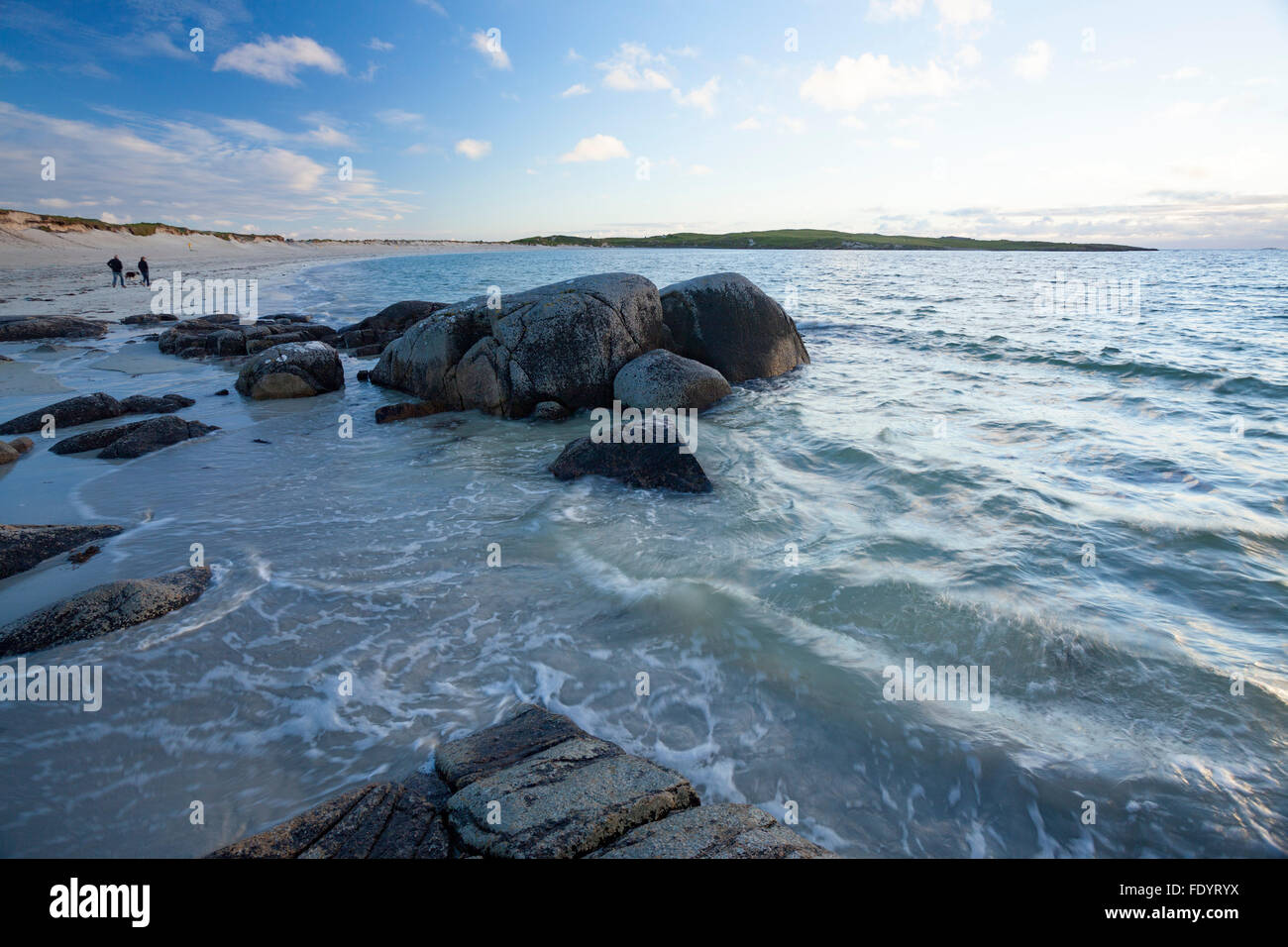 Paar am Strand Hundes Bay, Connemara, County Galway, Irland. Stockfoto