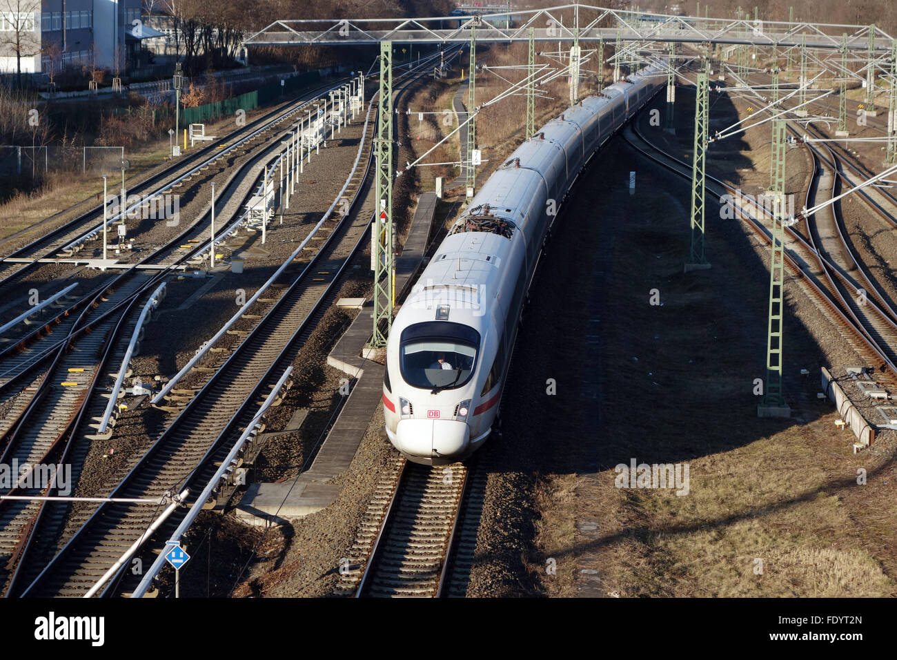 Berlin, Deutschland, Eisenbahnschienen und ICE 3 der Deutschen Bahn AG betrieben Stockfoto