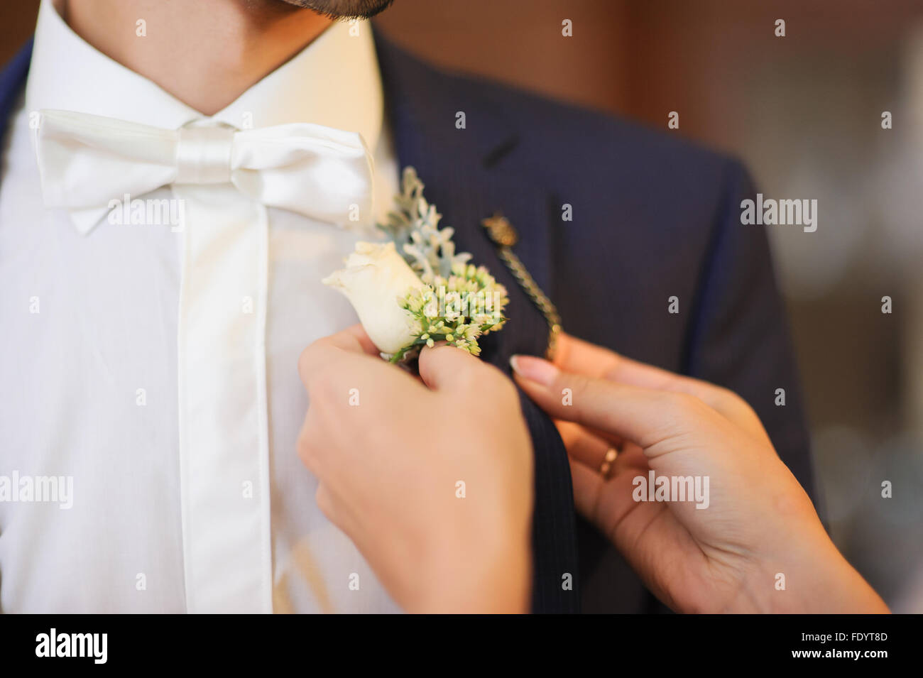 Fixieren einer Boutonniere für Bräutigam am Hochzeitstag Stockfoto