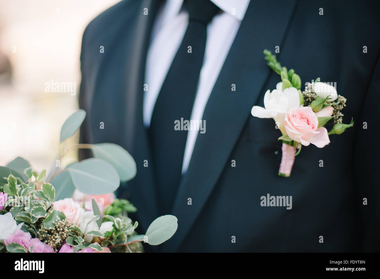 Fixieren einer Boutonniere für Bräutigam am Hochzeitstag Stockfoto