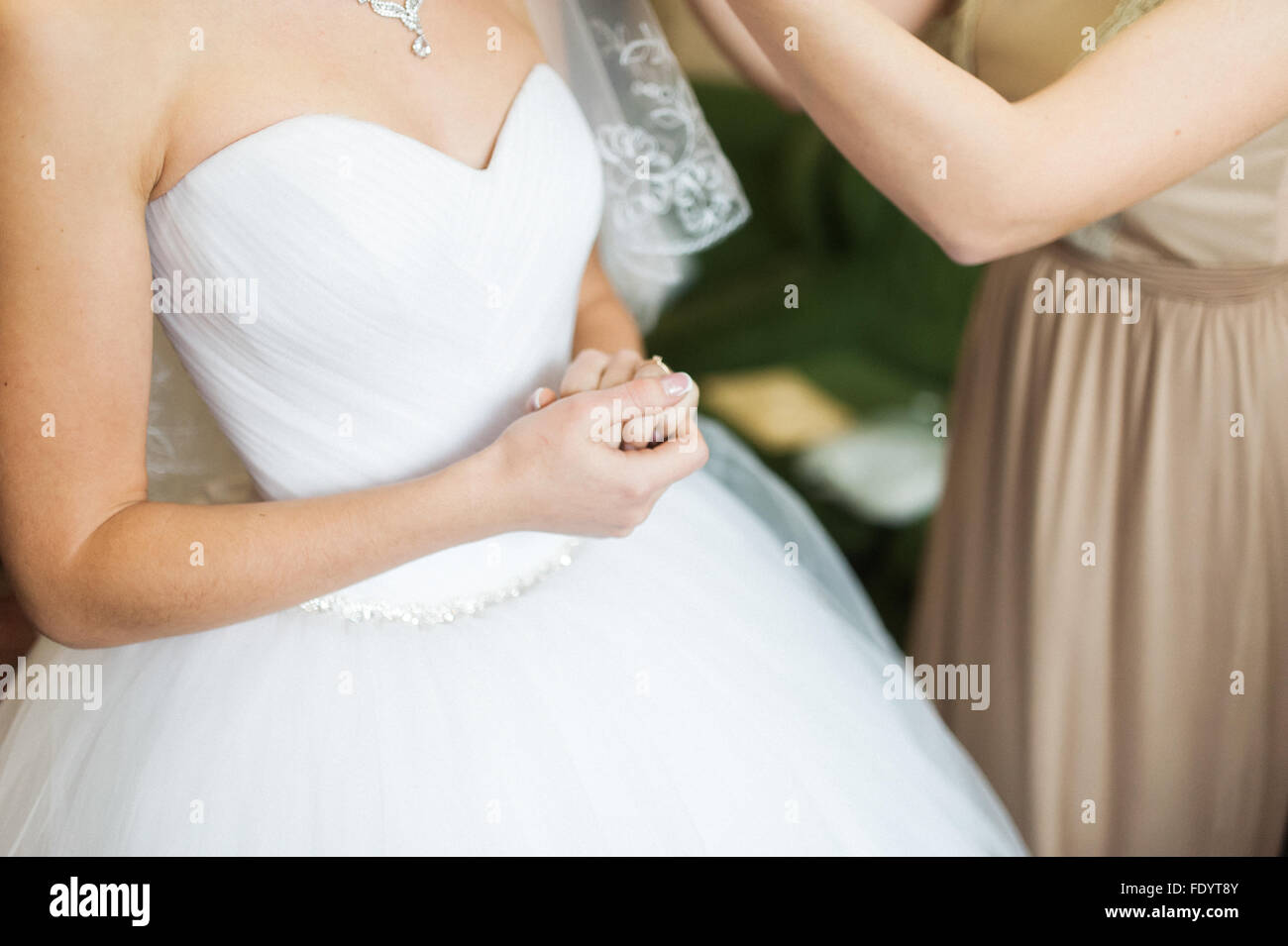 Braut an ihrem schönsten Tag überhaupt anziehen Stockfoto