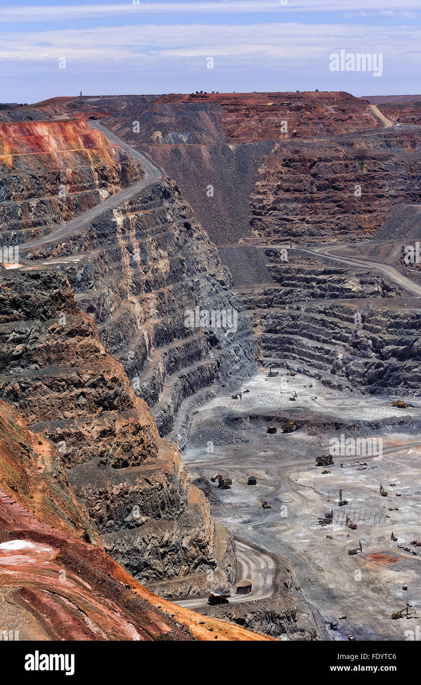 Western Australia Super Pit Gold mine in Kalgoorlie - Boulder Stadt öffnen. Vertikale Ansicht von tief gegraben von unten nach oben zu öffnen Mine Loch Stockfoto