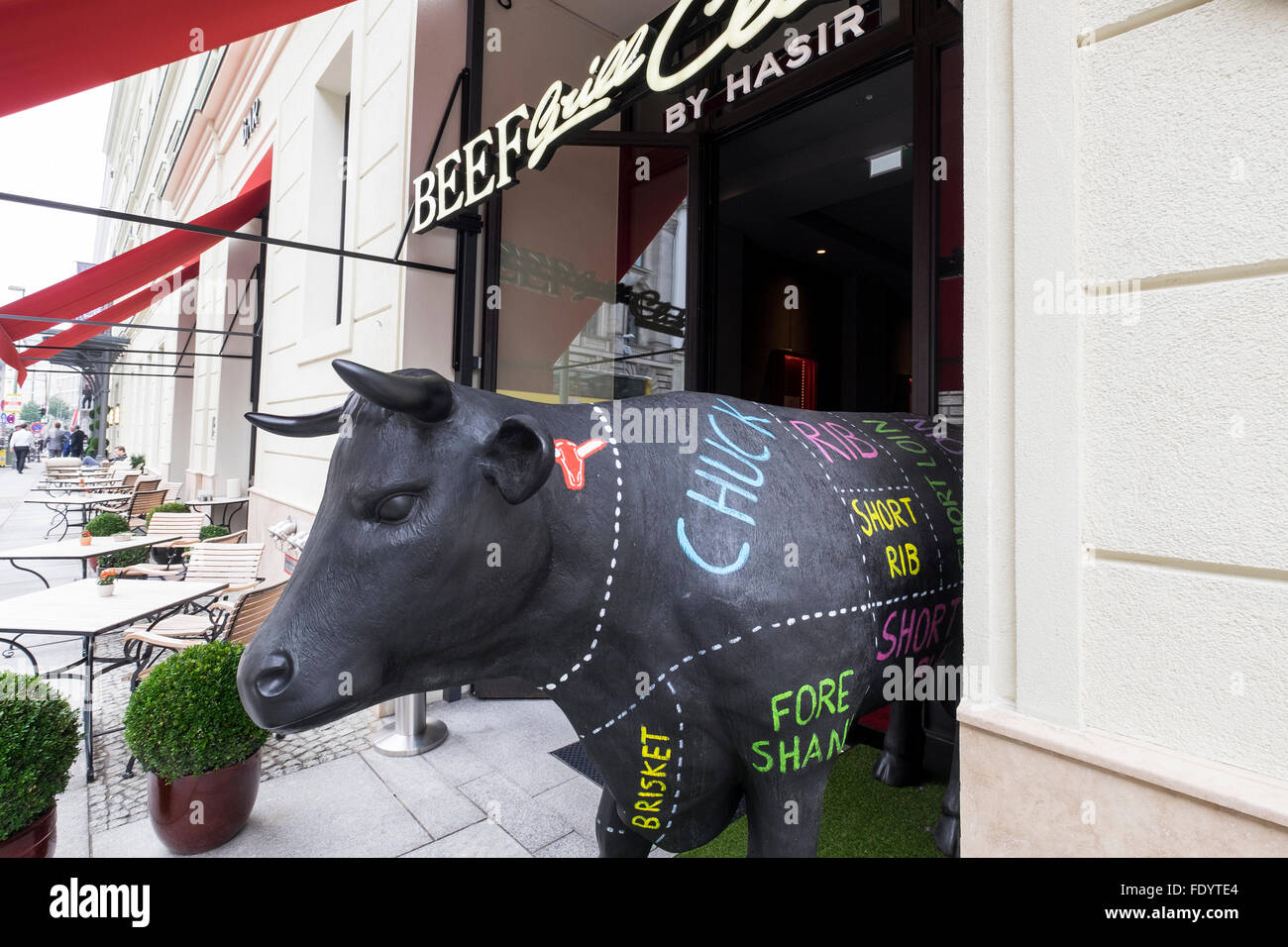 Ein Modell einer lebensgroßen Kuh, vor einem Restaurant in Berlin, gemalt um zu zeigen, die Fleischstücke zur Verfügung. Stockfoto