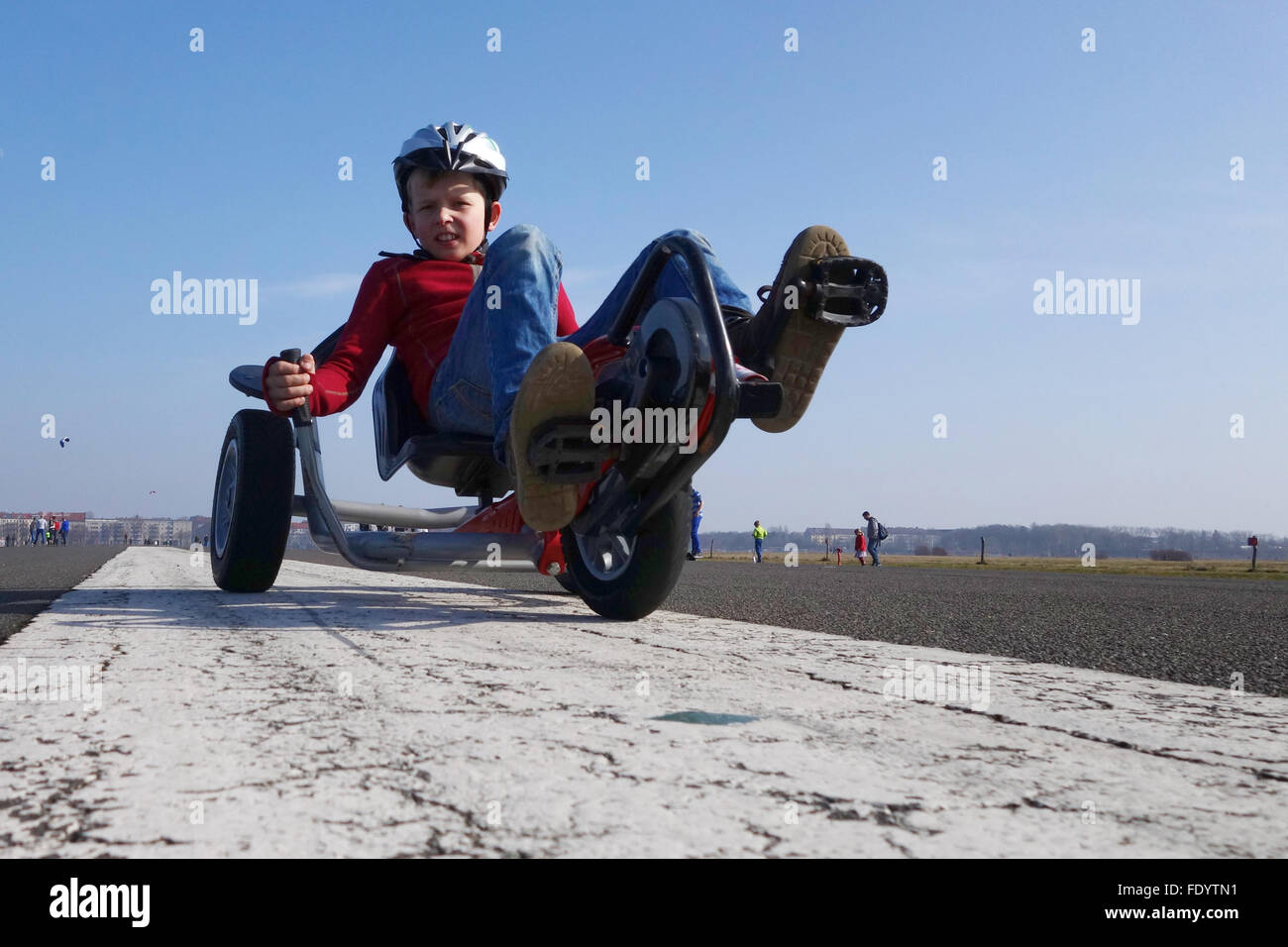 Berlin, Deutschland, setzt sich Young mit einem Liegerad auf dem Tempelhof Field Stockfoto