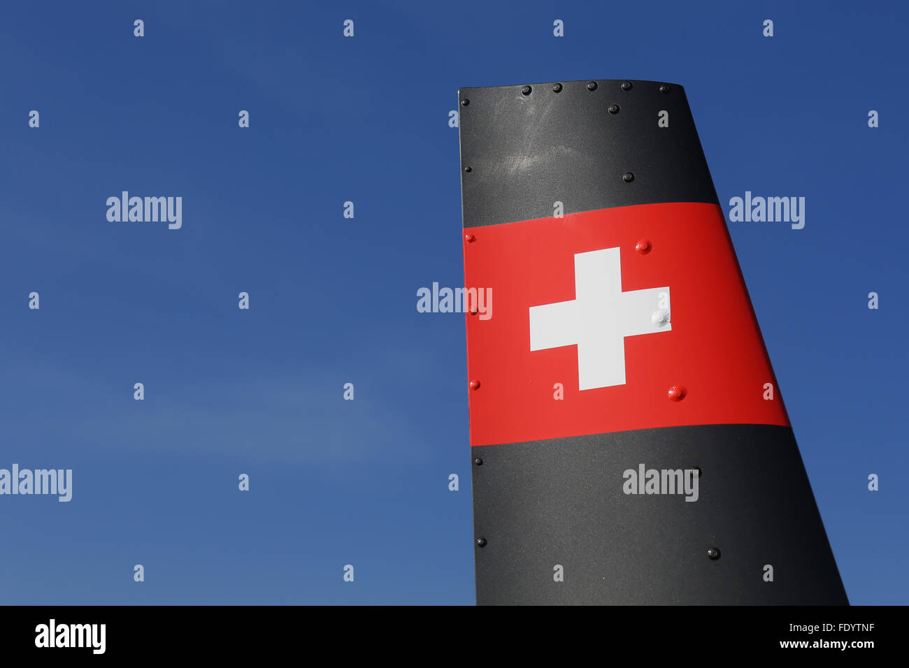 Beromuenster, Schweiz, Nationalflagge der Schweiz auf dem Seitenleitwerk eines Hubschraubers Stockfoto