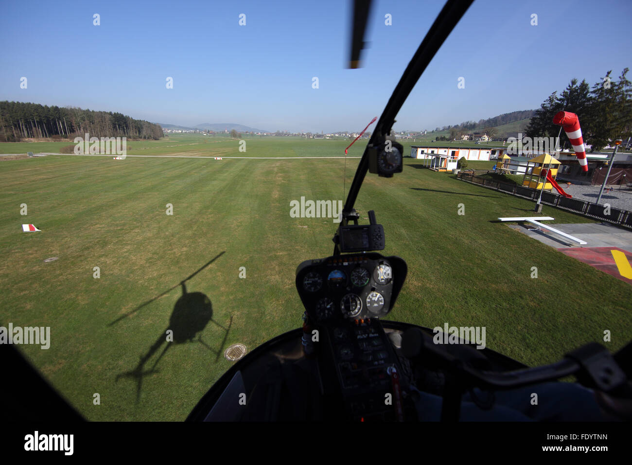 Beromuenster, Schweiz, Blick aus dem Cockpit eines Hubschraubers während des Fluges Stockfoto