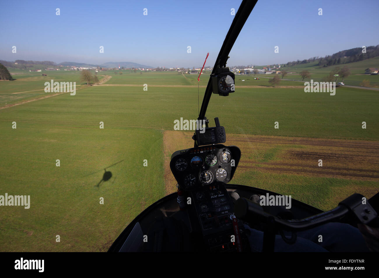 Beromuenster, Schweiz, Blick aus dem Cockpit eines Hubschraubers während des Fluges Stockfoto