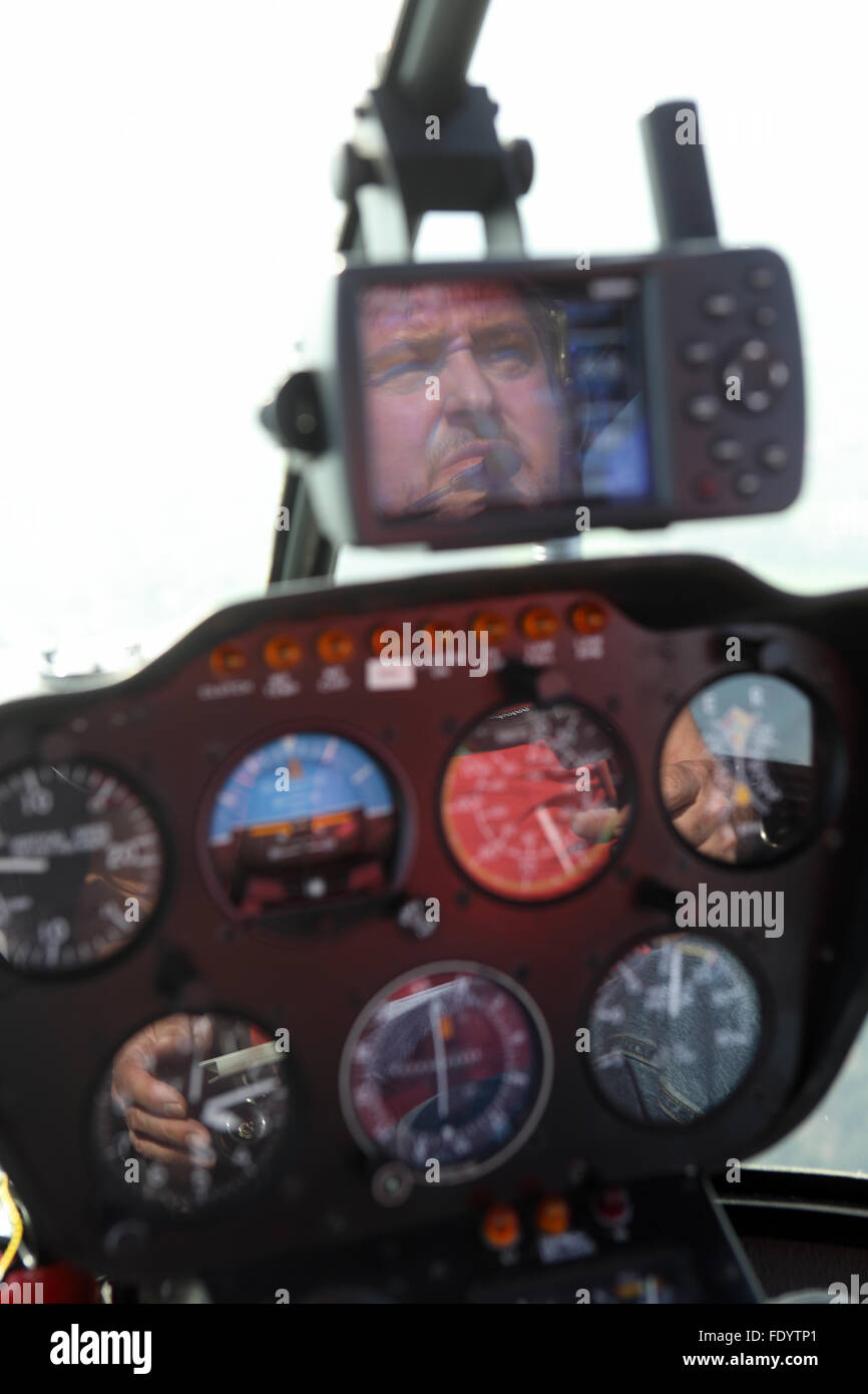 Beromuenster, Schweiz, Hubschrauber-Pilot während des Fluges im cockpit Stockfoto
