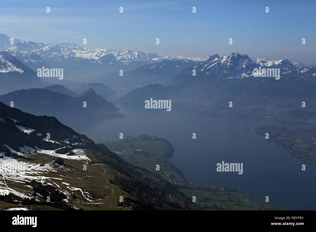 Zug, Schweiz, mit Blick auf den Zugerberg und Zugersee Stockfoto