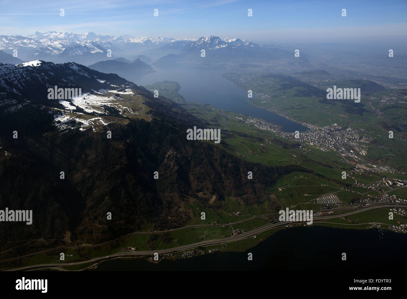Zug, Schweiz, Stadtansicht mit den Zugerberg und Zugersee Stockfoto