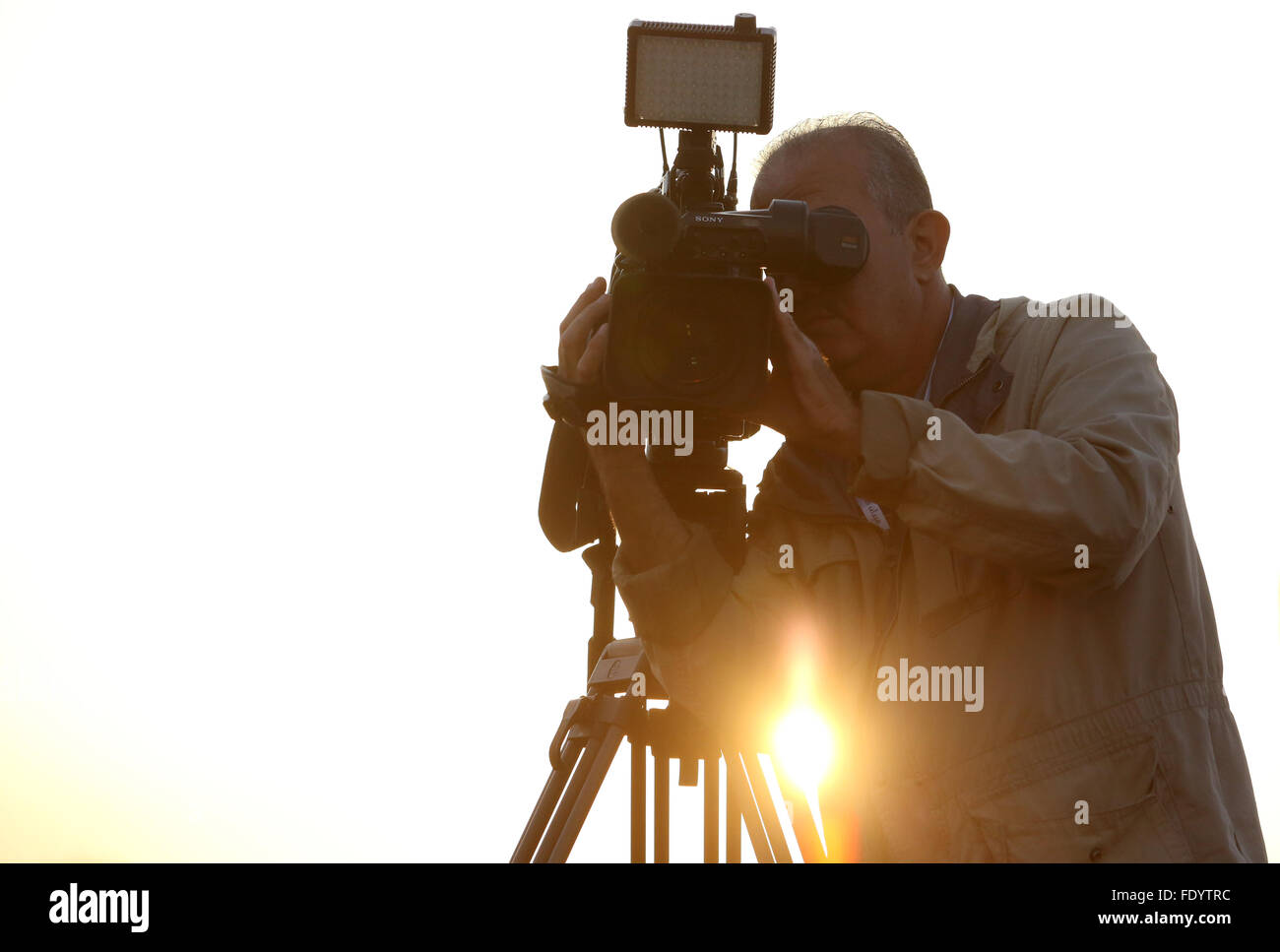 Dubai, Vereinigte Arabische Emirate, Silhouette eines Kameramanns Stockfoto