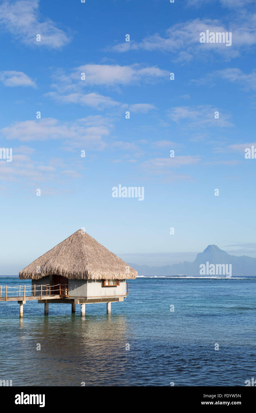 Overwater Bungalow am Le Meridien Tahiti Hotel, Pape'ete, Tahiti, Französisch-Polynesien Stockfoto