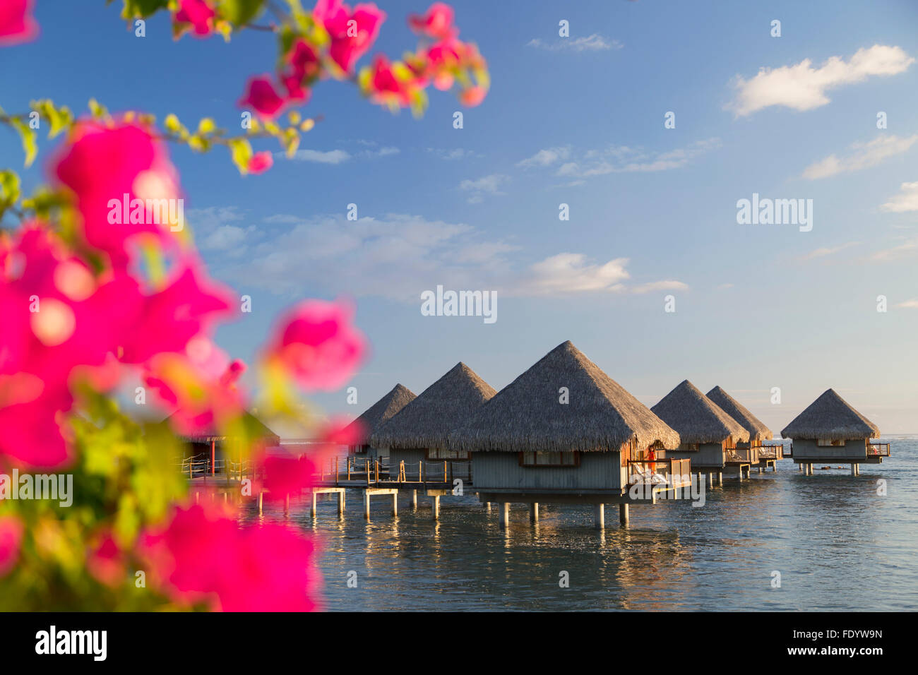 Overwater Bungalows im Hotel Le Meridien Tahiti, Pape'ete, Tahiti, Französisch-Polynesien Stockfoto