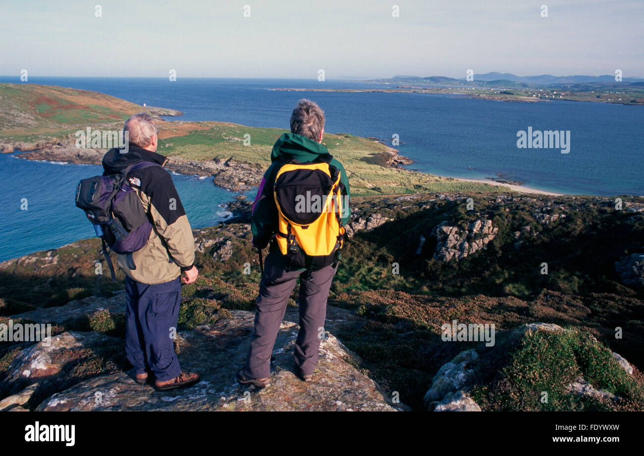 Wanderer auf der Suche über Melmore Head aus Melmore Hill, Rosguill Halbinsel, County Donegal, Irland Stockfoto