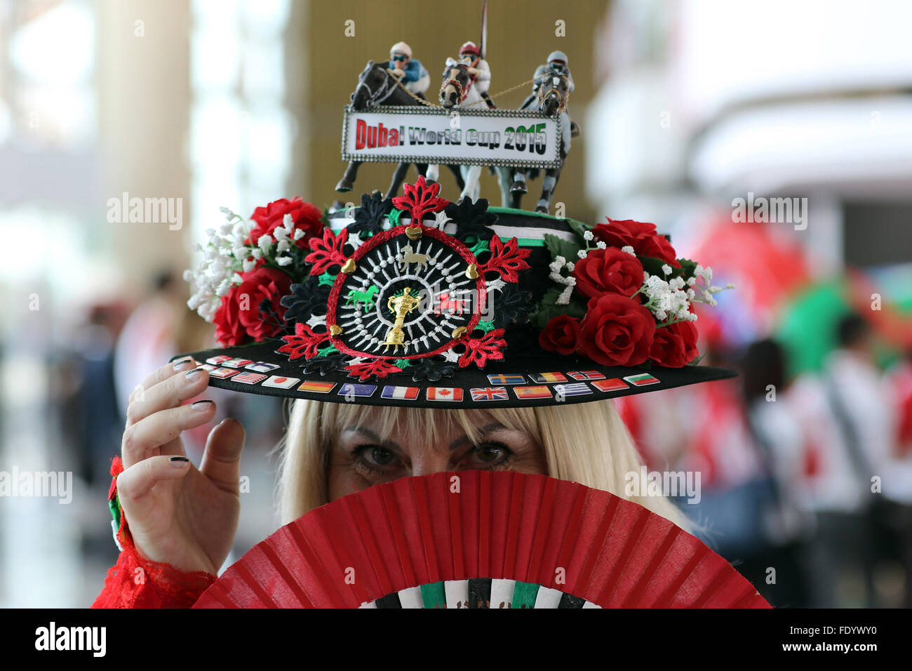 Dubai, Vereinigte Arabische Emirate, Frau mit hausgemachten Hut bei den Rennen Stockfoto