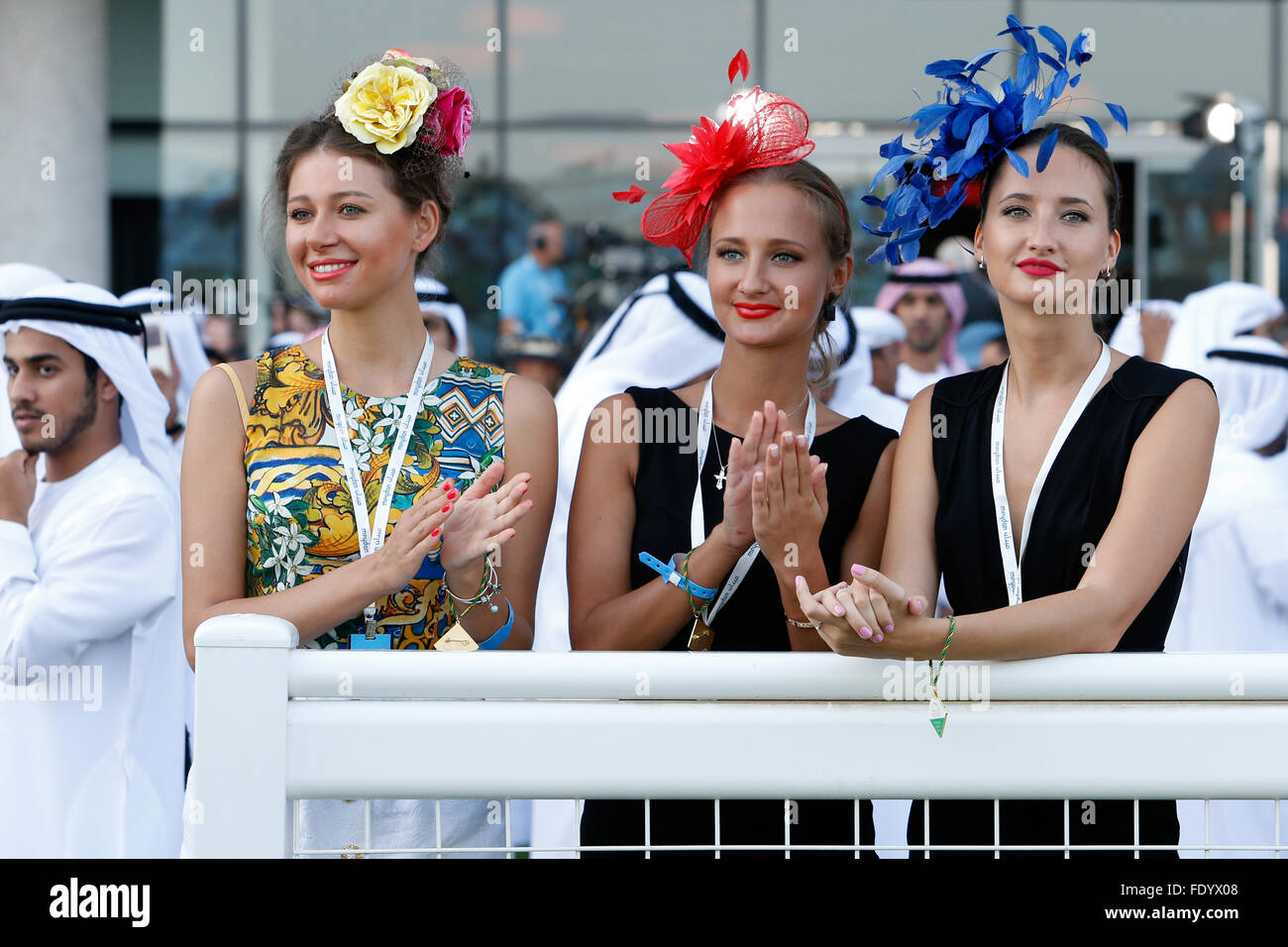 Dubai, Vereinigte Arabische Emirate, elegant gekleidete Frauen mit Hut bei den Rennen Stockfoto