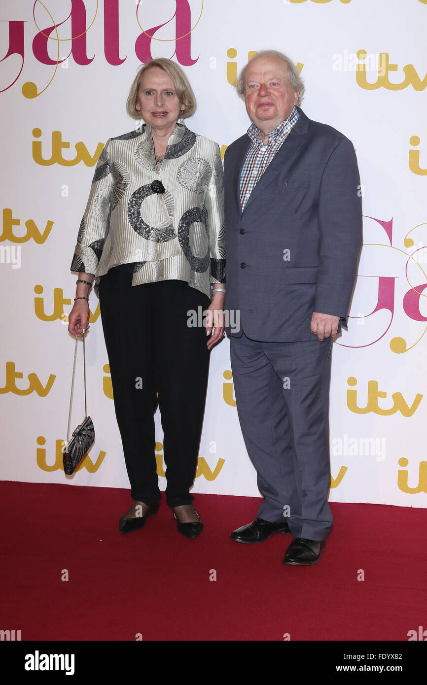 London, UK, 19. November 2015: John Sergeant und Mary schmieden besuchen die ITV-Gala im London Palladium in London Stockfoto