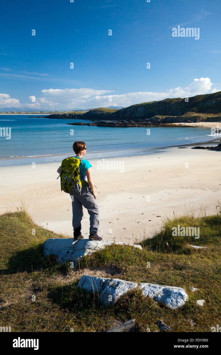 Walker über Clonmass Bay, Ards Waldpark, County Donegal, Irland. Stockfoto