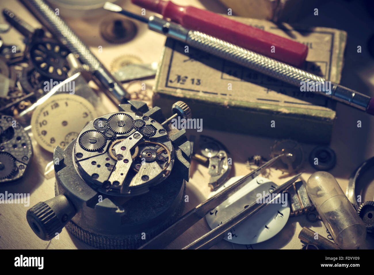 Alte Uhrmacher-Atelier. Eine Uhr-Macher-Arbeitsplatte. Die innere Funktionsweise eines mechanischen Vintage Watch. Stockfoto