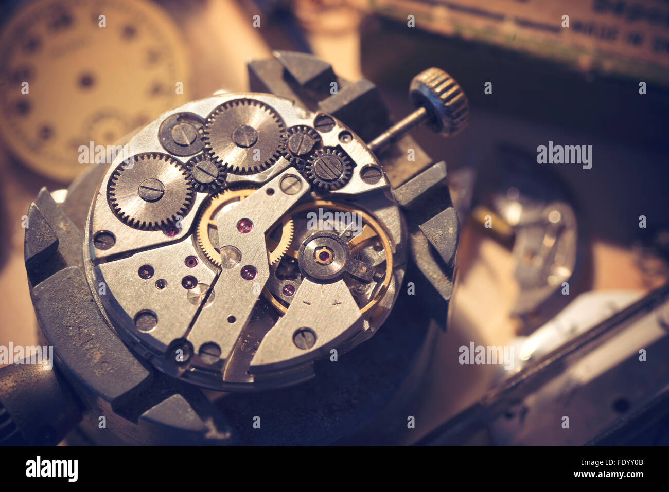 Alte Uhrmacher-Atelier. Eine Uhr-Macher-Arbeitsplatte. Die innere Funktionsweise eines mechanischen Vintage Watch. Stockfoto