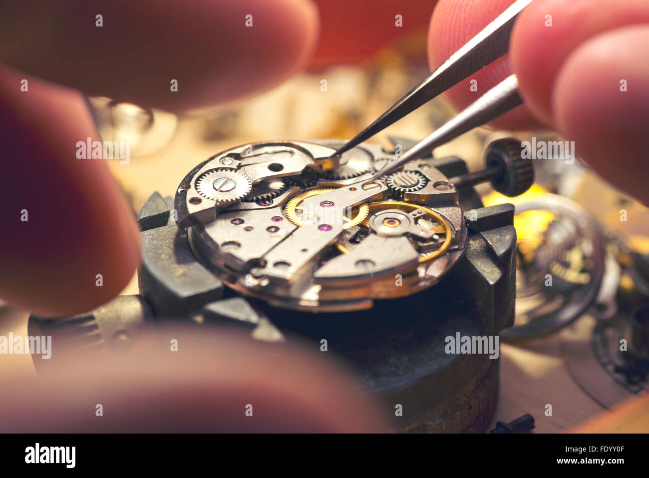 Arbeiten auf einer mechanischen Uhr. Eine Uhr-Macher-Arbeitsplatte. Die innere Funktionsweise eines mechanischen Vintage Watch. Stockfoto