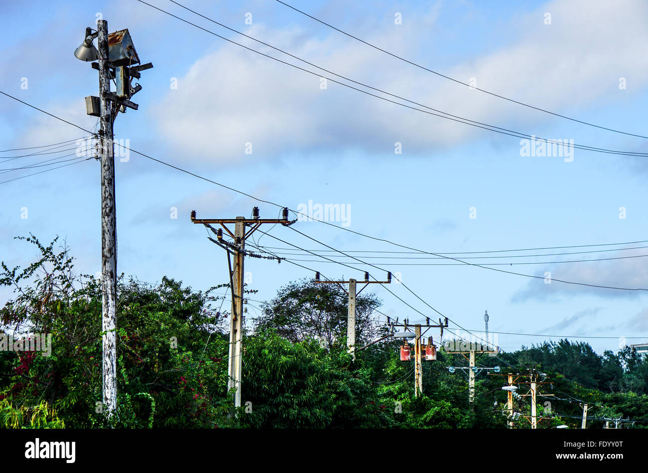 Strommasten mit vielen Drähten gegen den blauen Himmel Stockfoto