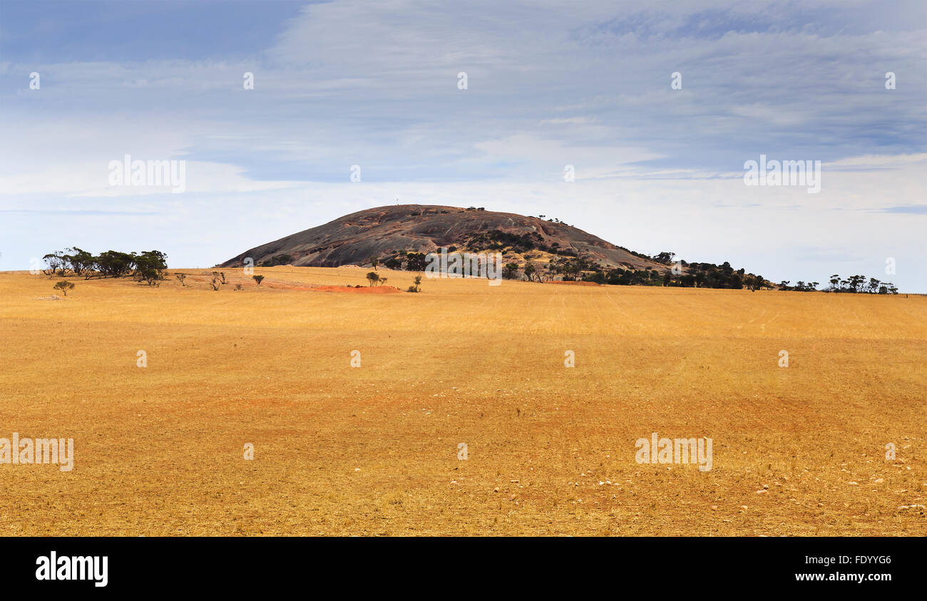fernen Layout der Granit Berg Wudinna Nationalpark umgeben von landwirtschaftlichen Anbauflächen für Weizen unter sonnigen su Stockfoto