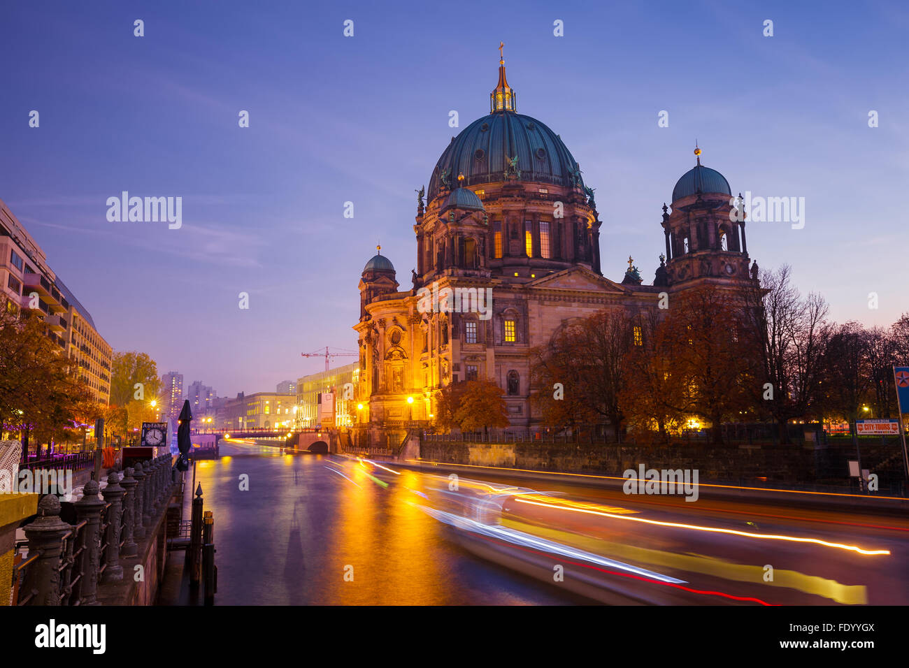 BERLIN, Deutschland - 31. Oktober 2015: Nachtansicht des Berliner Doms am Ufer der Spree. Stockfoto