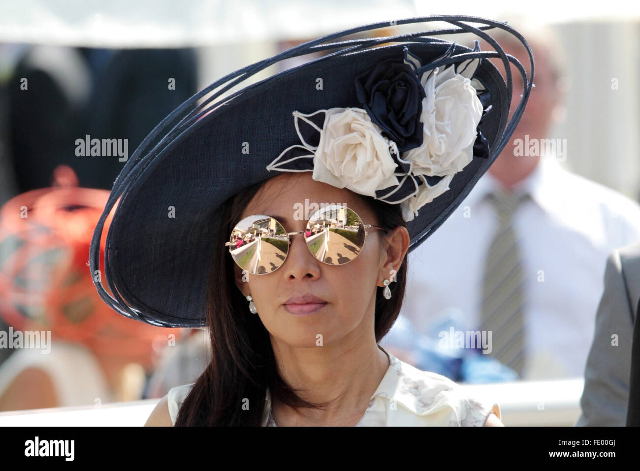 Ascot, Großbritannien, Frau mit Hut und verspiegelte Sonnenbrille auf der Rennbahn Stockfoto